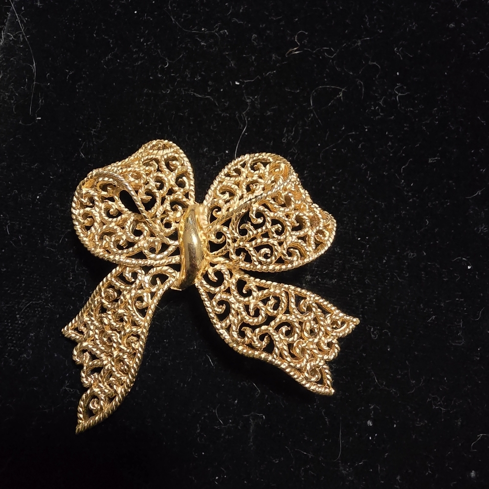 Elegant Trifari Gold Filigree Bow Brooch